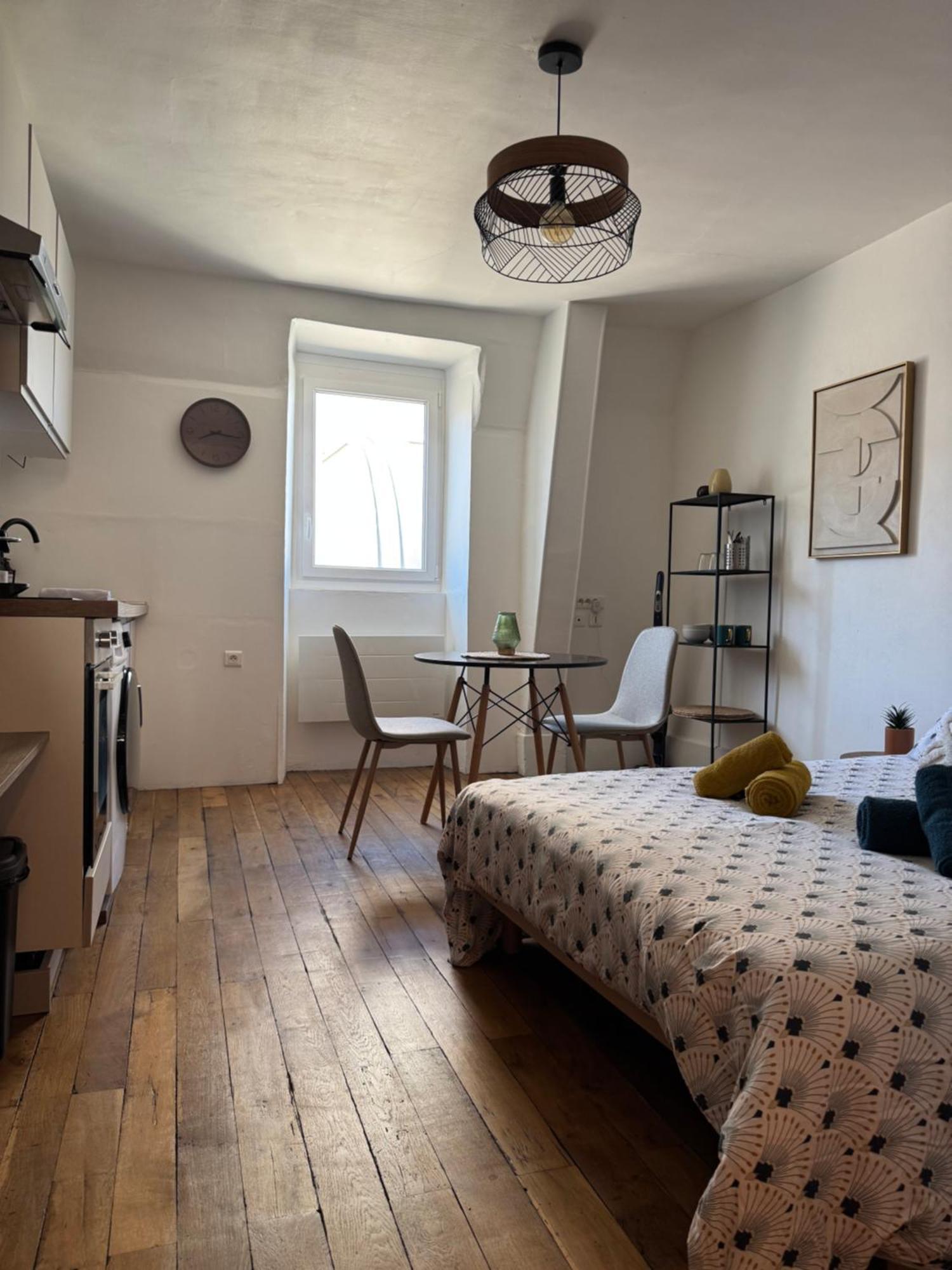 Charmant Appartement Au Coeur De Bourges Exterior photo